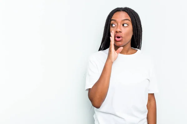 Jonge Afro Amerikaanse Vrouw Geïsoleerd Witte Achtergrond Zegt Een Geheim — Stockfoto