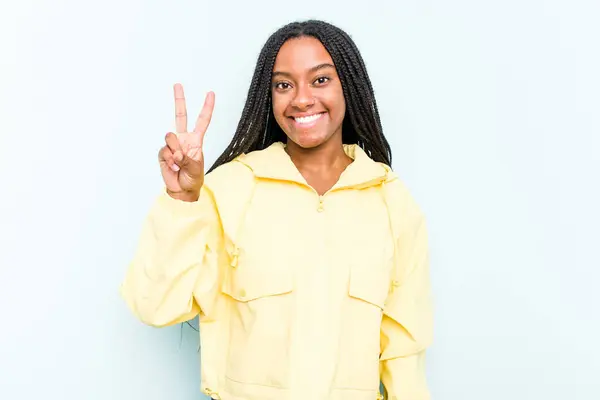 Młoda Afroamerykanka Warkoczami Odizolowana Niebieskim Tle Radosna Beztroska Pokazując Symbol — Zdjęcie stockowe