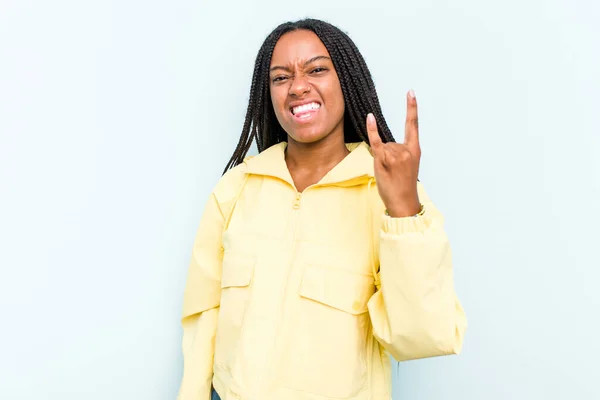 Młoda Afroamerykanka Warkoczami Odizolowana Niebieskim Tle Pokazująca Skalisty Gest Palcami — Zdjęcie stockowe