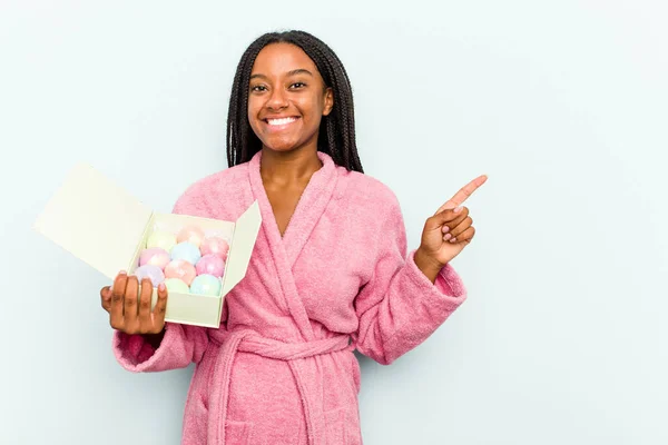 Ung Afroamerikansk Kvinna Håller Aromatisk Bollar För Badkar Isolerad Blå — Stockfoto