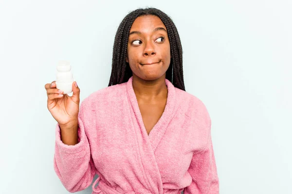 Young African American Woman Wearing Bathrobe Holding Deodorant Isolated Blue — Stock Photo, Image