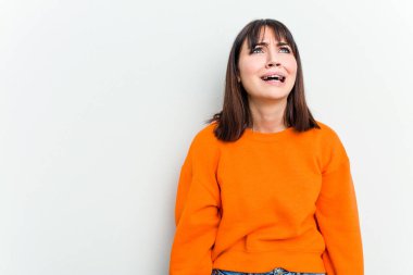 Beyaz arka planda izole edilmiş genç beyaz kadın çok kızgın, öfkeli, hayal kırıklığına uğramış.