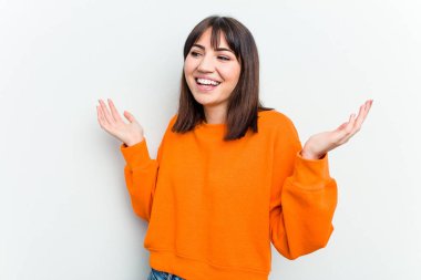 Beyaz arka planda izole edilmiş beyaz bir kadın neşeli bir şekilde gülüyor. Mutluluk kavramı.