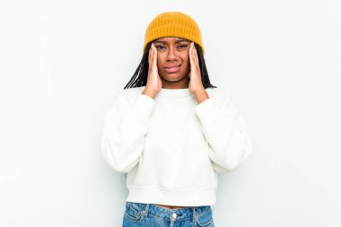 Beyaz arka planda izole edilmiş, başı ağrıyan, yüzüne dokunan genç bir Afrikalı Amerikalı kadın..