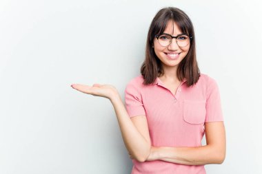 Beyaz arka planda izole edilmiş genç beyaz kadın bir avuç içinde fotokopi alanı ve belinde bir el daha gösteriyor..