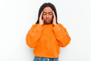 Genç Afrikalı Amerikalı kadın beyaz arka planda izole edilmiş tapınaklara dokunuyor ve baş ağrısı çekiyor..