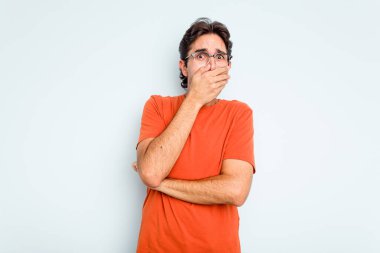 Genç İspanyol adam mavi arka planda izole edilmiş korkmuş ve korkmuş..