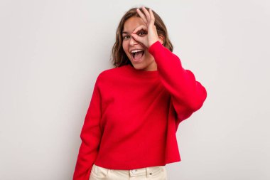 Kafkasyalı genç bir kadın mavi arka planda izole edilmiş. Heyecanlı..