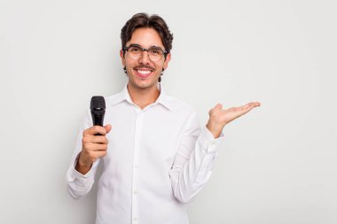 Beyaz arka planda izole edilmiş genç İspanyol şarkıcı bir avuç içinin fotokopi çektiğini ve belinde başka bir el tuttuğunu gösteriyor..