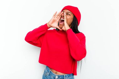 Beyaz arka planda izole edilmiş genç Afrikalı Amerikalı kadın heyecanlı bir şekilde bağırıyor..