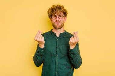 Sarı arka planda izole edilmiş genç beyaz adam, kadının hiç parası olmadığını gösteriyor..