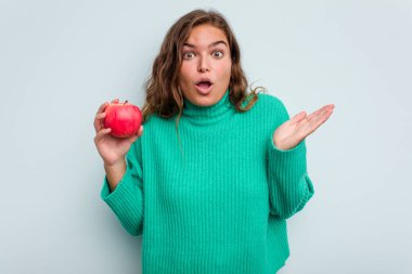 Mavi arka planda soyutlanmış beyaz bir kadın şaşırmış ve şok olmuştu..