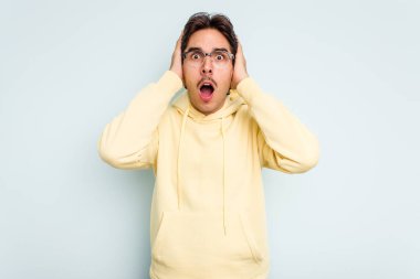 Mavi arka planda izole edilmiş genç bir İspanyol şoka uğruyor, önemli bir buluşmayı hatırlıyor..