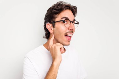 İşitme cihazı takan İspanyol genç adam beyaz arka planda izole edilmiş.