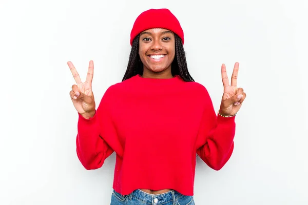Junge Afrikanisch Amerikanische Frau Isoliert Auf Weißem Hintergrund Zeigt Siegeszeichen — Stockfoto