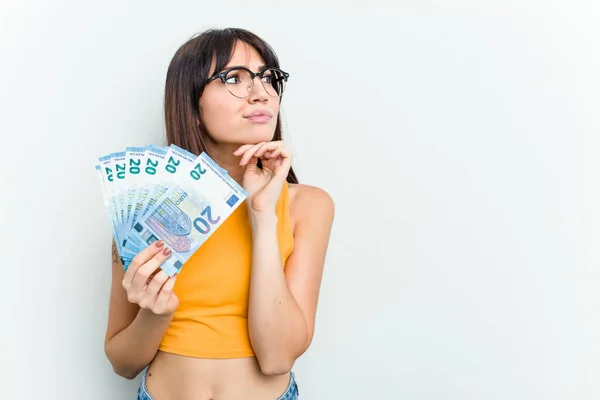 Young Caucasian Woman Holding Banknotes Isolated Blue Background Looking Sideways — Stock Photo, Image