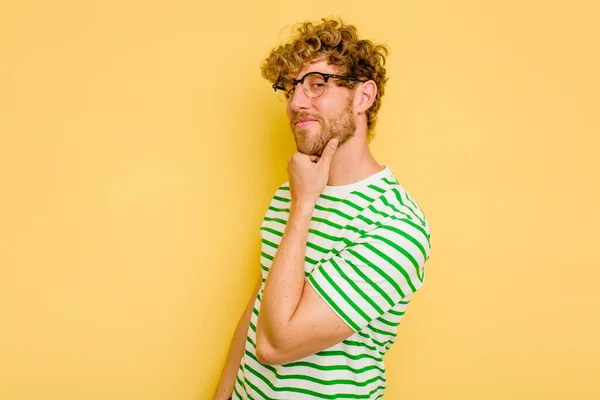 Jovem Caucasiano Isolado Fundo Amarelo Sorrindo Feliz Confiante Tocando Queixo — Fotografia de Stock