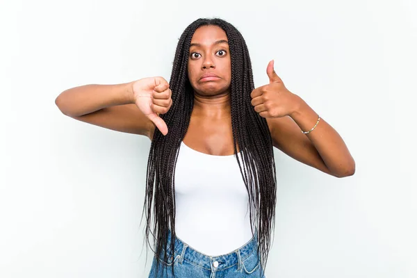 Jovem Afro Americana Isolado Fundo Branco Mostrando Polegares Para Cima — Fotografia de Stock