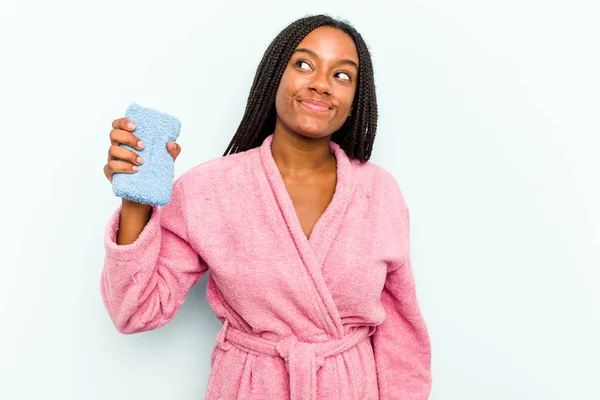 Giovane Donna Afroamericana Possesso Una Spugna Isolata Sfondo Blu Sognando — Foto Stock