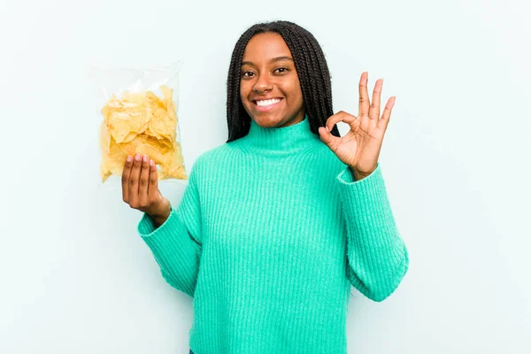 Joven Mujer Afroamericana Sosteniendo Papas Fritas Aisladas Sobre Fondo Azul — Foto de Stock