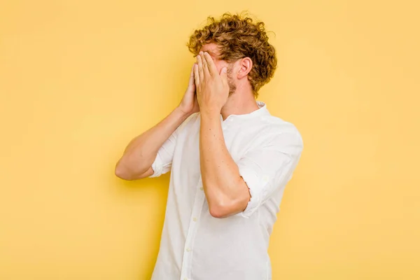 Joven Caucásico Aislado Sobre Fondo Amarillo Asustado Cubriendo Los Ojos — Foto de Stock