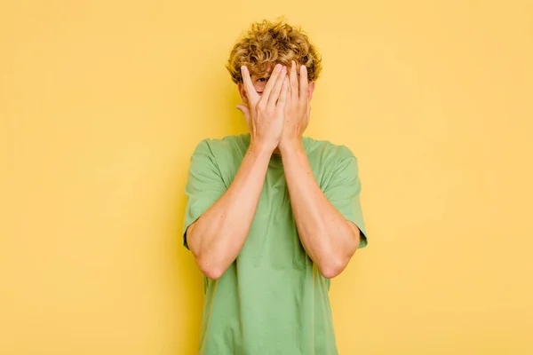 Young Caucasian Man Isolated Yellow Background Blink Camera Fingers Embarrassed — Stock Photo, Image