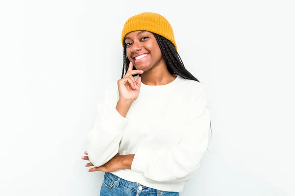 Joven Mujer Afroamericana Aislada Sobre Fondo Blanco Sonriendo Feliz Confiada — Foto de Stock