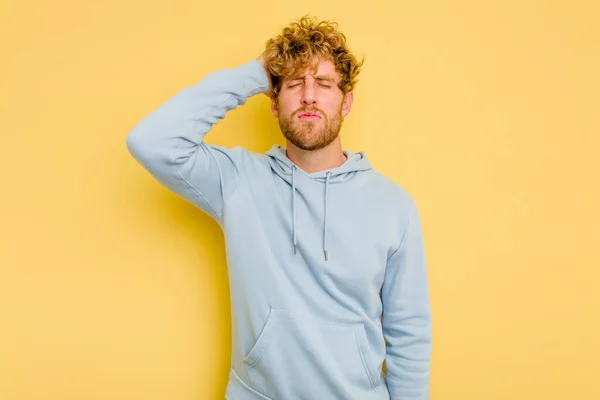 Joven Hombre Caucásico Aislado Sobre Fondo Amarillo Cansado Muy Somnoliento —  Fotos de Stock