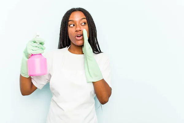 Joven Mujer Limpiadora Afroamericana Aislada Sobre Fondo Azul Está Diciendo —  Fotos de Stock