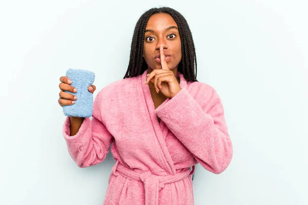 Ung Afroamerikansk Kvinna Håller Svamp Isolerad Blå Bakgrund Hålla Hemlighet — Stockfoto