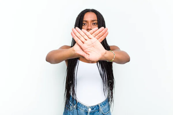 Junge Afrikanisch Amerikanische Frau Isoliert Auf Weißem Hintergrund Und Macht — Stockfoto