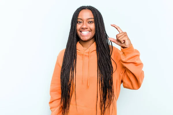 Mavi Arka Planda Saçı Olan Genç Afrikalı Amerikalı Bir Kadın — Stok fotoğraf