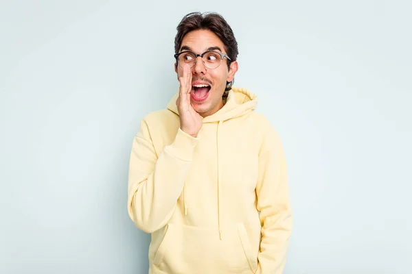 Young Hispanic Man Isolated Blue Background Shouting Excited Front — стоковое фото