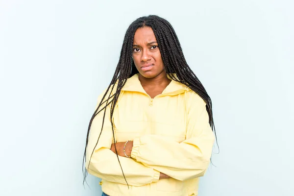 Νεαρή Αφροαμερικανή Γυναίκα Πλεξούδες Μαλλιά Απομονωμένα Μπλε Φόντο Δυστυχισμένη Κοιτάζοντας — Φωτογραφία Αρχείου