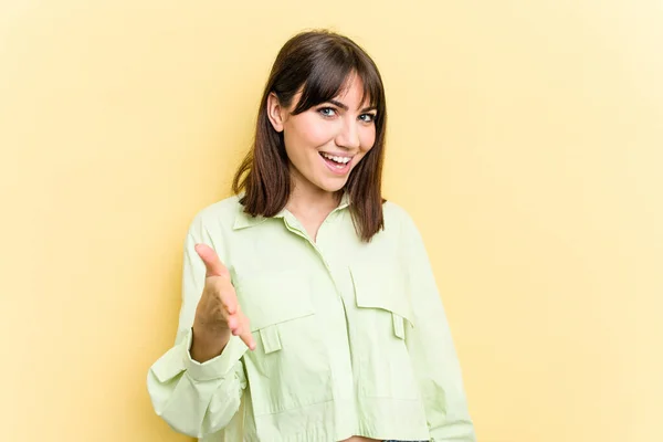 Giovane Donna Caucasica Isolato Sfondo Giallo Stretching Mano Macchina Fotografica — Foto Stock