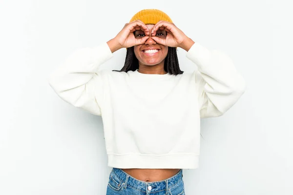 Mujer Afroamericana Joven Aislada Sobre Fondo Blanco Mostrando Signo Aceptable — Foto de Stock