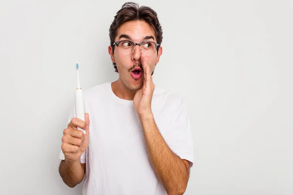 Jovem Hispânico Segurando Escova Dentes Elétrica Isolada Fundo Branco Está — Fotografia de Stock