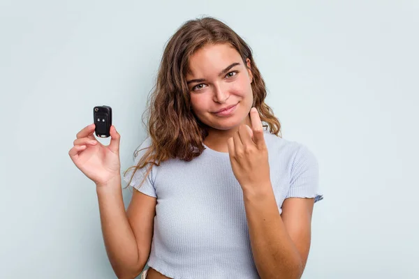 Young Caucasian Woman Holding Car Keys Isolated Blue Background Pointing — Foto de Stock