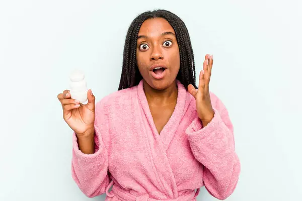 Ung Afroamerikansk Kvinna Bär Badrock Hålla Deodorant Isolerad Blå Bakgrund — Stockfoto