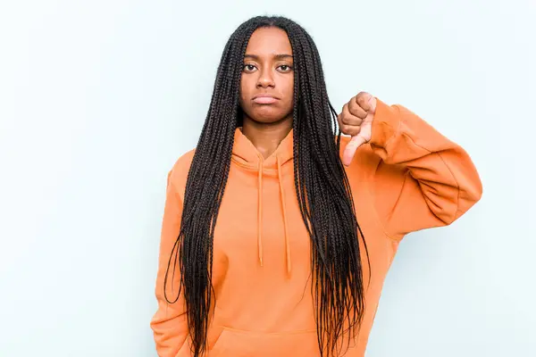 Mavi Arka Planda Saç Örgüsü Olan Genç Afro Amerikalı Kadın — Stok fotoğraf