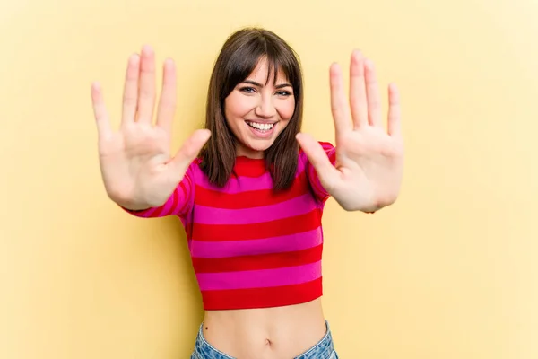 Mujer Joven Caucásica Aislada Sobre Fondo Amarillo Mostrando Número Diez —  Fotos de Stock