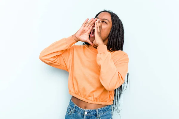 Fiatal Afro Amerikai Fonott Haj Elszigetelt Kék Háttér Kiabálva Izgatott — Stock Fotó