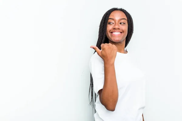 Jonge Afrikaanse Amerikaanse Vrouw Geïsoleerd Witte Achtergrond Punten Met Duim — Stockfoto