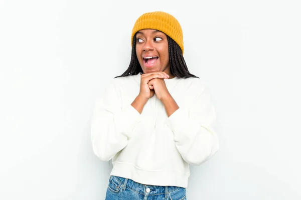 Jovem Afro Americana Isolada Fundo Branco Orando Por Sorte Espantada — Fotografia de Stock