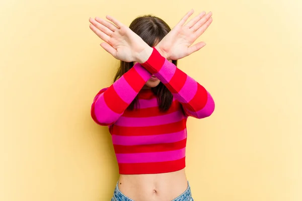 Young Caucasian Woman Isolated Yellow Background Keeping Two Arms Crossed — Stock Photo, Image