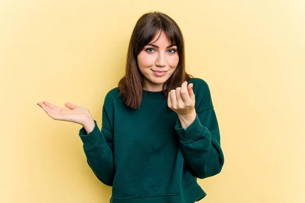 Young Caucasian Woman Isolated Yellow Background Showing She Has Money — Stock Photo, Image