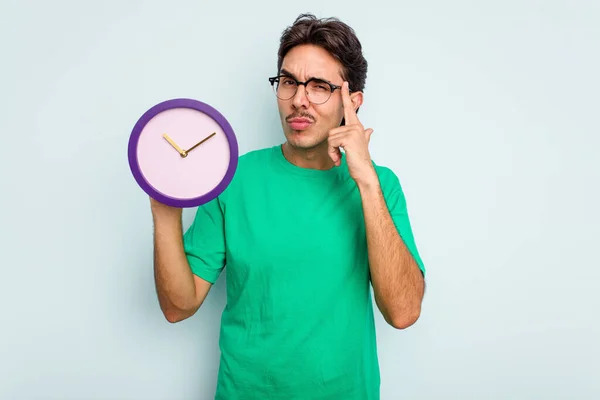 Junger Hispanischer Mann Mit Einer Uhr Auf Weißem Hintergrund Die — Stockfoto