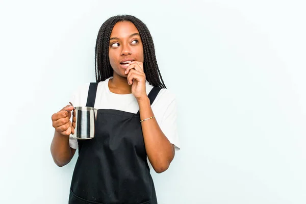 Young African American Barista Woman Isolated Blue Background Relaxed Thinking — Stock Photo, Image