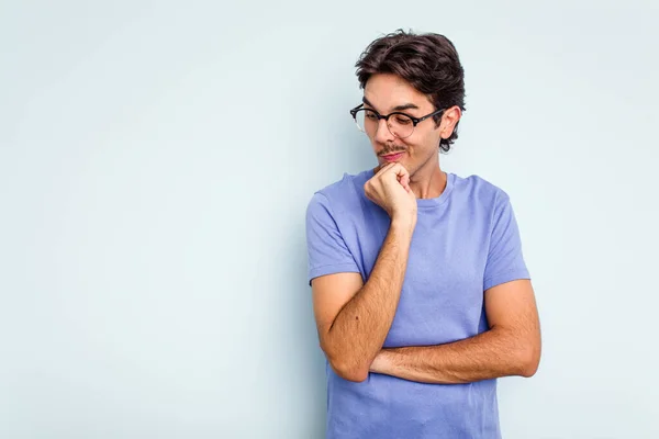 Joven Hombre Hispano Aislado Sobre Fondo Azul Mirando Lado Con — Foto de Stock