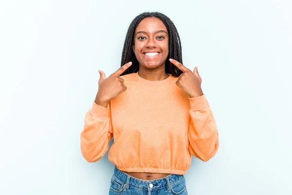 Joven Mujer Afroamericana Con Trenzas Aisladas Sobre Fondo Azul Sonríe —  Fotos de Stock